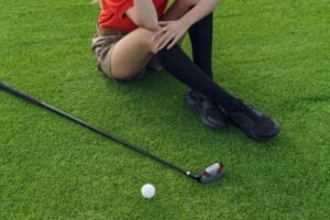 Golfspelare med knäsmärta efter golf 